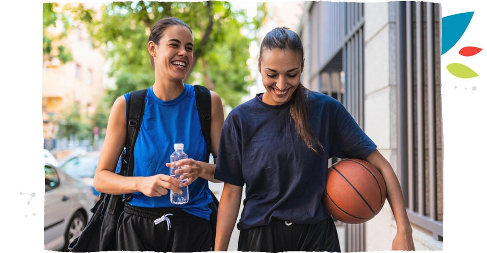 Dve dievčatá s basketbalom odchádzajú z tréningu